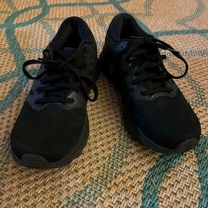 Women’s size 9 black ASICS nearly new condition